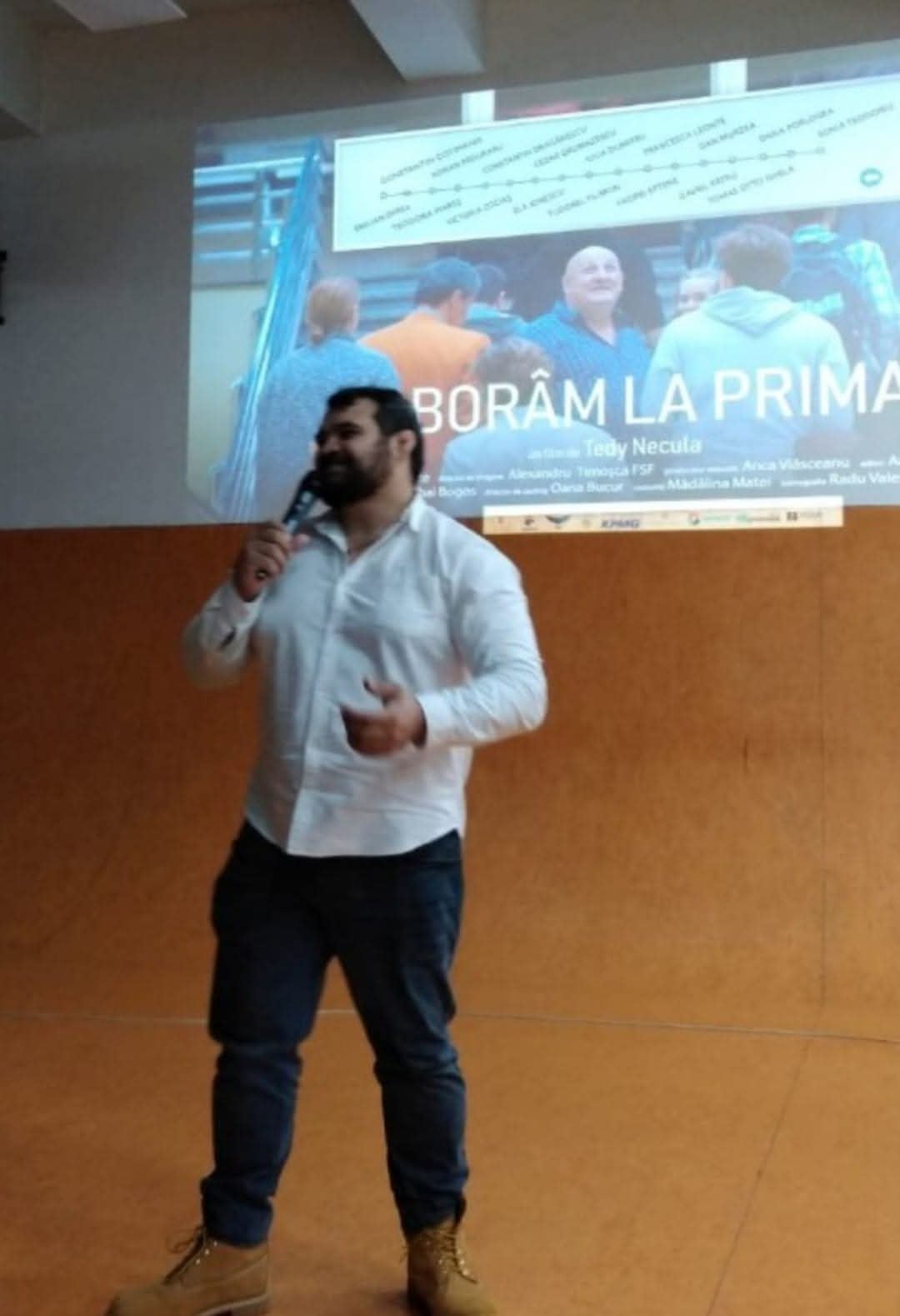 Copii și tineri pe scenă, în activități de oratorie, dans și expresie artistică