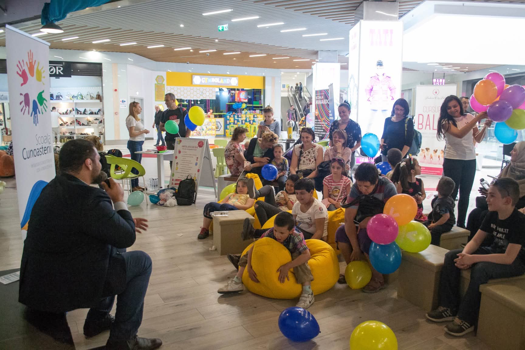 Grup de tineri la un atelier de dezvoltare, cu atmosferă prietenoasă.